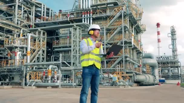 석유 전문가, 공장에서 통신 기기 사용 — 비디오