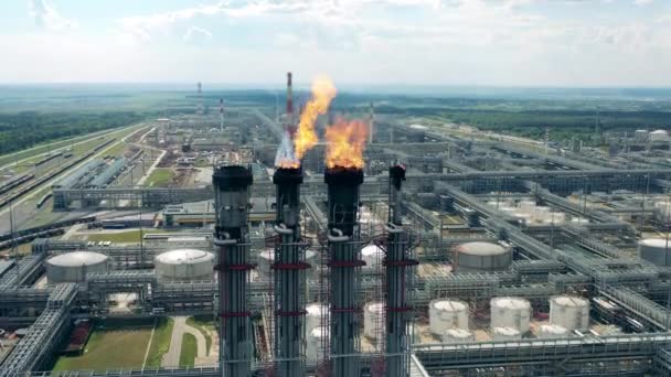 Montones de bengalas e instalaciones de la planta de procesamiento de petróleo — Vídeos de Stock