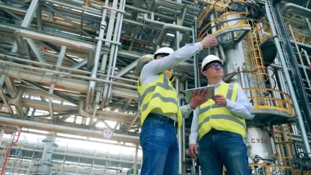 Pipelines für Ölraffinerien mit Arbeitspartnern in ihrer Nähe — Stockvideo