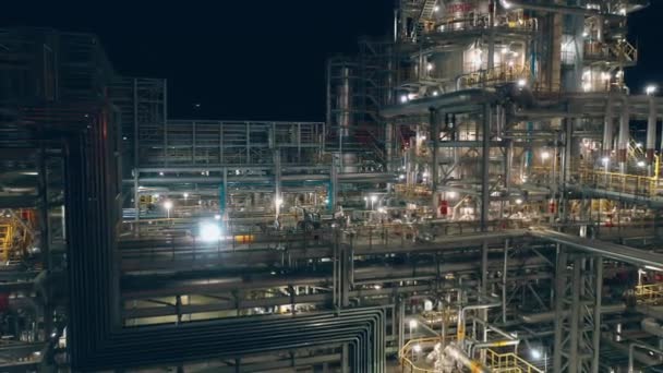 Tuberías de la planta de procesamiento de petróleo disparadas por la noche — Vídeos de Stock