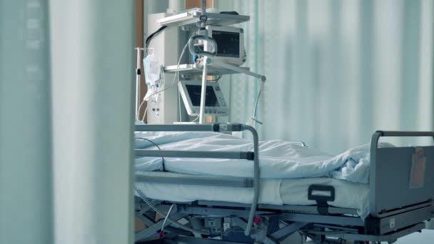 Oddział medyczny ze szpitalnym pacjentem leżącym w łóżku — Wideo stockowe