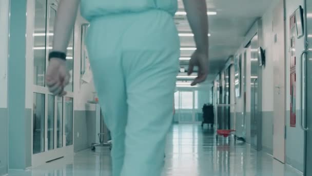 Lékařský personál kráčí po chodbě nemocnice — Stock video