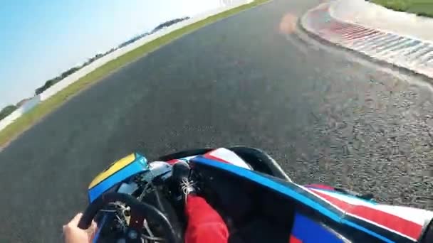 Go-cart est conduit le long du circuit — Video