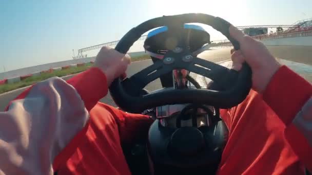 Hjul på en go-cart som styrs av en racer — Stockvideo