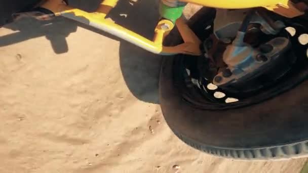 Rad eines Rennwagens auf dem Boden in Nahaufnahme — Stockvideo