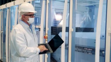 Fabrika mühendisi güneş modüllerinin taşınmasını gözlemliyor.