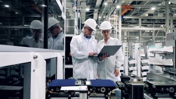 Dois engenheiros estão observando a fabricação de células solares — Vídeo de Stock
