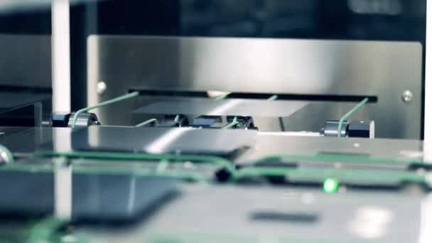Nærbillede af en højteknologisk maskine, der frigiver solceller – Stock-video