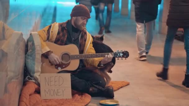 Włóczęga gra na gitarze dla pieniędzy — Wideo stockowe