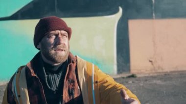 Yanında köpeği olan fakir bir adam yabancılardan para alıyor.