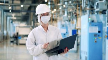 Kadın güvenlik giyimi uzmanı fabrika inşaatlarını inceliyor