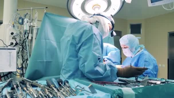 Χειρουργική επέμβαση γίνεται από μια ομάδα γιατρών — Αρχείο Βίντεο