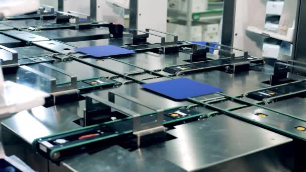 El transportador automatizado está distribuyendo células solares de nueva producción — Vídeo de stock