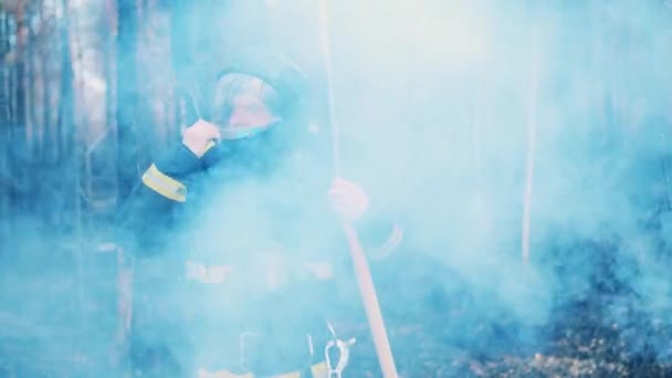 Bombero está hablando por la radio en el bosque en llamas — Vídeo de stock