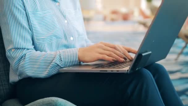 Eine Frau mit lackierten Nägeln tippt auf ihrem Laptop — Stockvideo