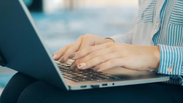 Una señora con uñas pintadas está escribiendo en la computadora — Vídeos de Stock