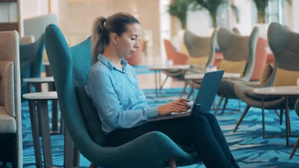女性がノートパソコンで働いている — ストック動画