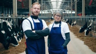 Üniformalı işçiler kameraya gülümsüyor.