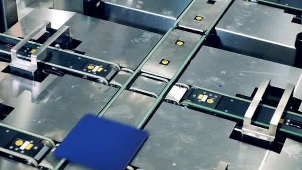 A napelemeket egy modern szállító szállítja. — Stock videók
