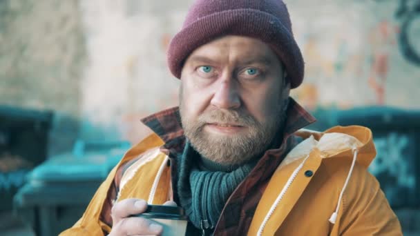 Közelkép egy hajléktalanról, kezében egy kávéscsészével. — Stock videók