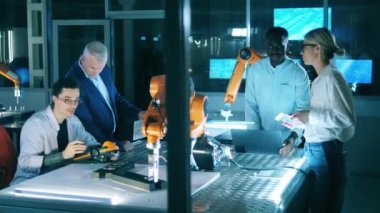 Bir araştırma yapan bilişim mühendisleriyle robot laboratuvarı.