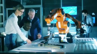 Mühendislik ekibiyle birlikte robotun kolu inceleniyor.