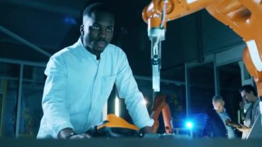 Afro-Amerikan mühendis robot mekanizması üzerinde çalışıyor.