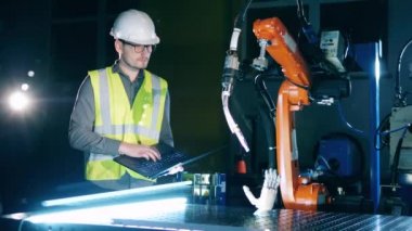 İnşaat mühendisi sibernetik cihazları inceliyor.