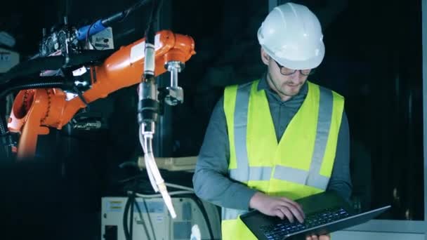Inżynier budowlany bada mechanizm robotyczny. — Wideo stockowe