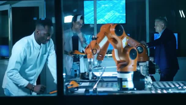 Gruppen av ingenjörer forskar robotar i IT-labbet — Stockvideo