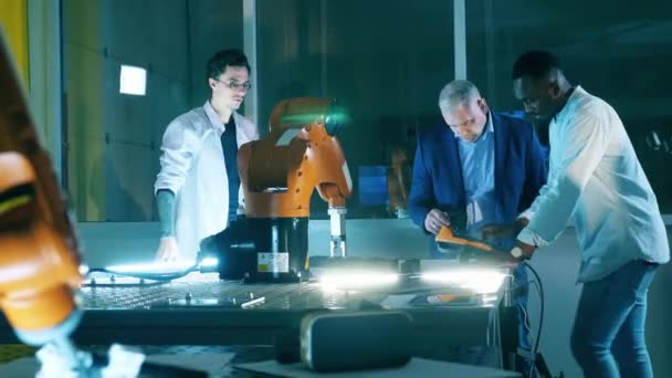 Ingenieros de robótica están discutiendo mecanismos biónicos — Vídeo de stock