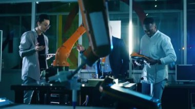 Erkek mühendislerle robotik laboratuvarı tartışıyor.