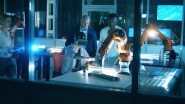 Robot mühendisleri robotları gözlemlemek için VR gözlükleri kullanıyorlar.