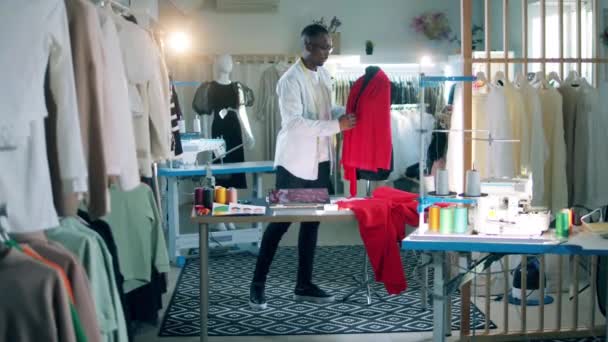 African-american tailor is fixing fabric on the dummy — Vídeo de Stock