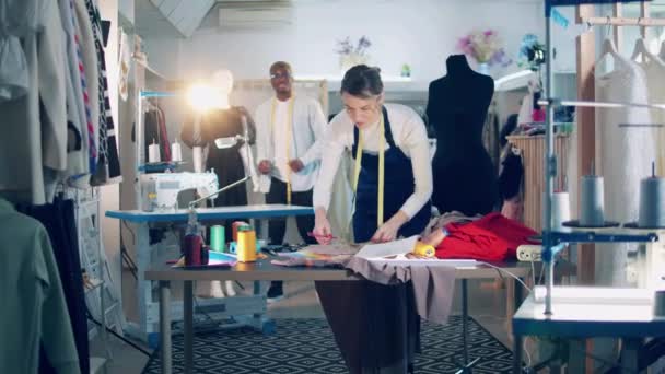 Two tailors are working with fabric in the workshop — Vídeo de Stock