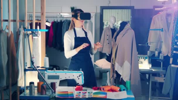 A seamstress is using VR-glasses while working — Stockvideo
