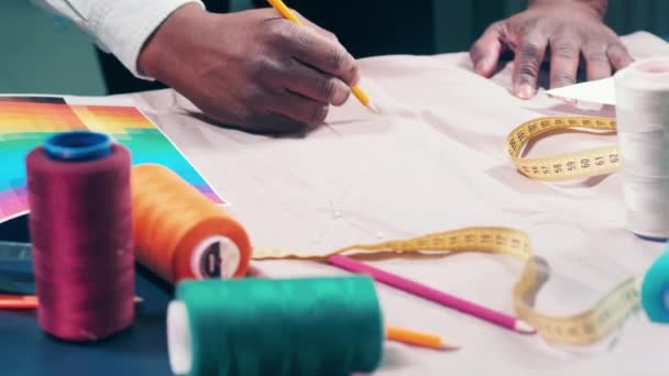 A tailor is drawing lines on the fabric — Video Stock