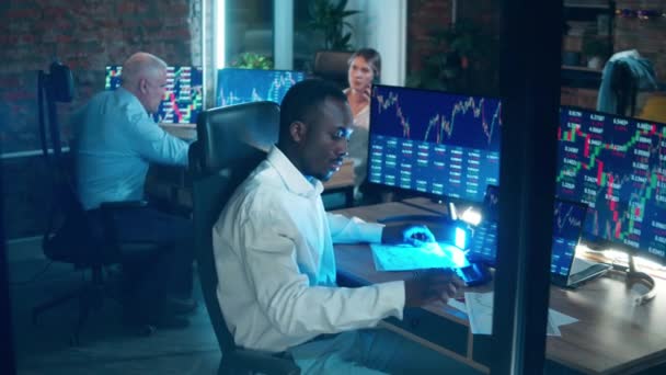 Office space with a group of stockbrokers working — Wideo stockowe