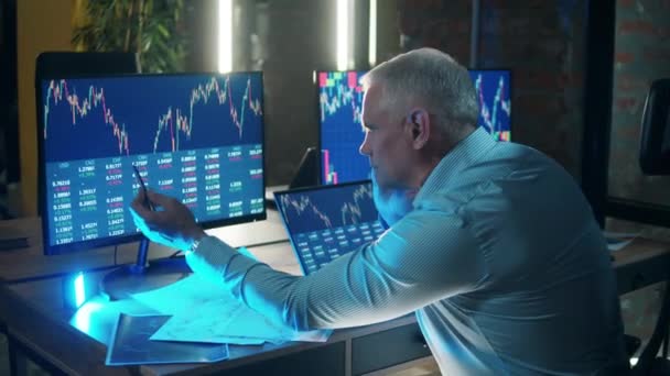 Businessman, trader, broker concept. Male stockbroker is analyzing fluctuations of stock rates — Stock Video