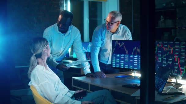 A team of stockbrokers are discussing the stock information — Vídeos de Stock