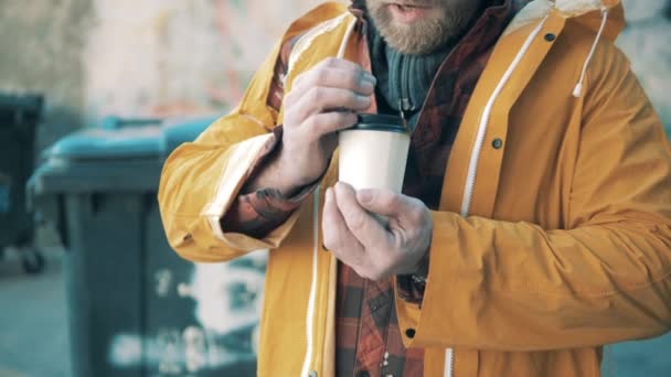 Carton coffee cup in the hands of a homeless man — Stock Video