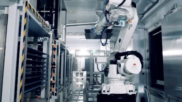 Industrial robot is relocating solar panels between the shelves — Vídeo de Stock