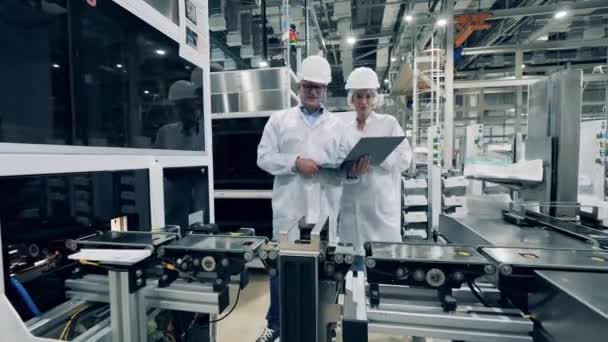 Proceso de producción de células solares con dos expertos observándolo — Vídeos de Stock