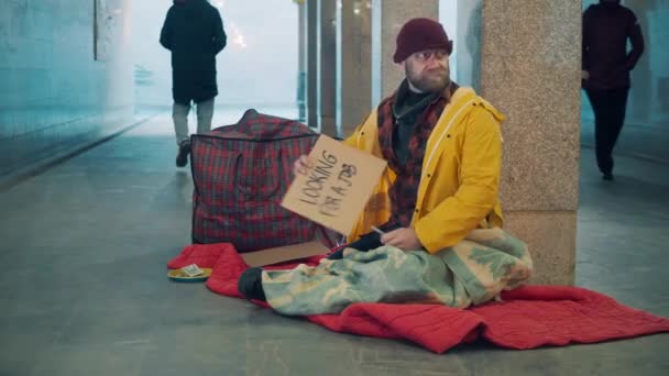 A beggar is informing passers-by that he is looking for a job — Stock Video