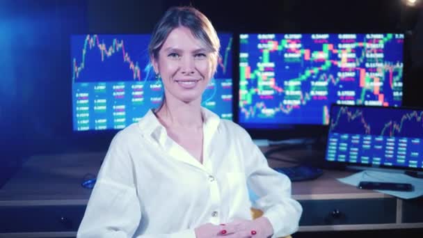 Investition, Finanzen, Geschäftskonzept. Börsenmaklerin sitzt hinter dem Schreibtisch und lächelt — Stockvideo