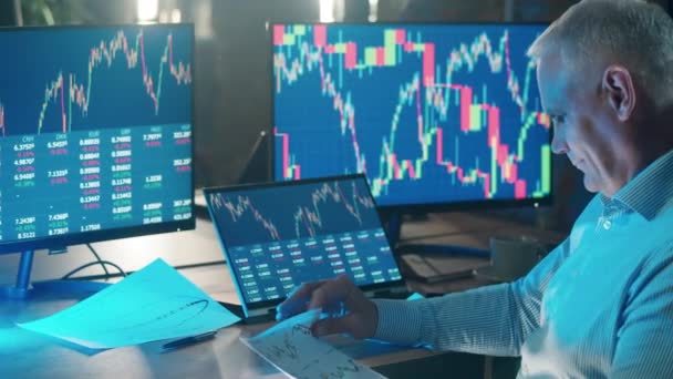Männliche Börsenmakler analysieren Diagramme. Wirtschaft, Finanzen, Marktwirtschaftskonzept. — Stockvideo