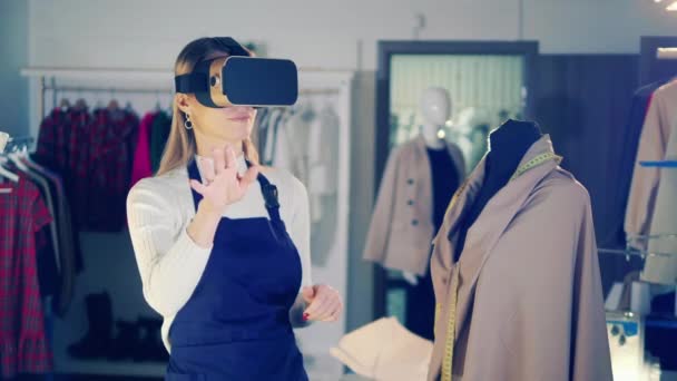 Une couturière utilise des lunettes VR dans le tailleur — Video