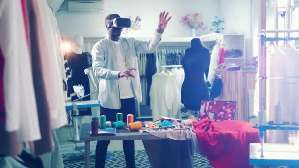 Afrikanischer Designer setzt VR-Brille in der Schneiderei ein — Stockvideo