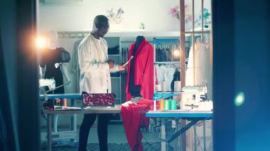 Afrikalı terzi kumaşın rengini spektrumla karşılaştırıyor