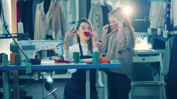 Uma costureira e sua filha estão se divertindo juntos — Vídeo de Stock